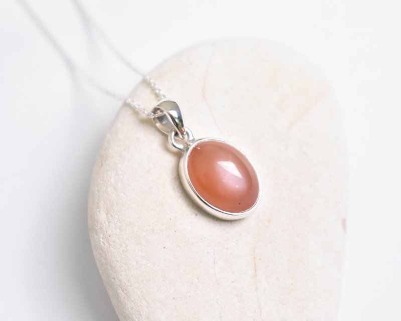 A chic pink-orange color! A silver necklace with peach moonstone - Necklaces - Gemstone Orange