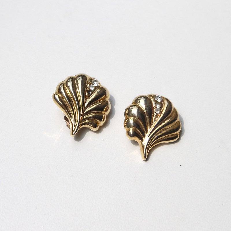 [An old egg plant] Showa retro clip antique earrings - ต่างหู - โลหะ สีทอง