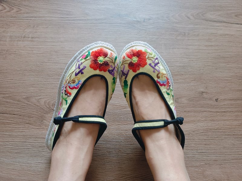 Shallow-mouth hand-embroidered shoes thousand-layer bottom cloth shoes made of Japanese cloth are safe and auspicious - Women's Oxford Shoes - Cotton & Hemp Yellow