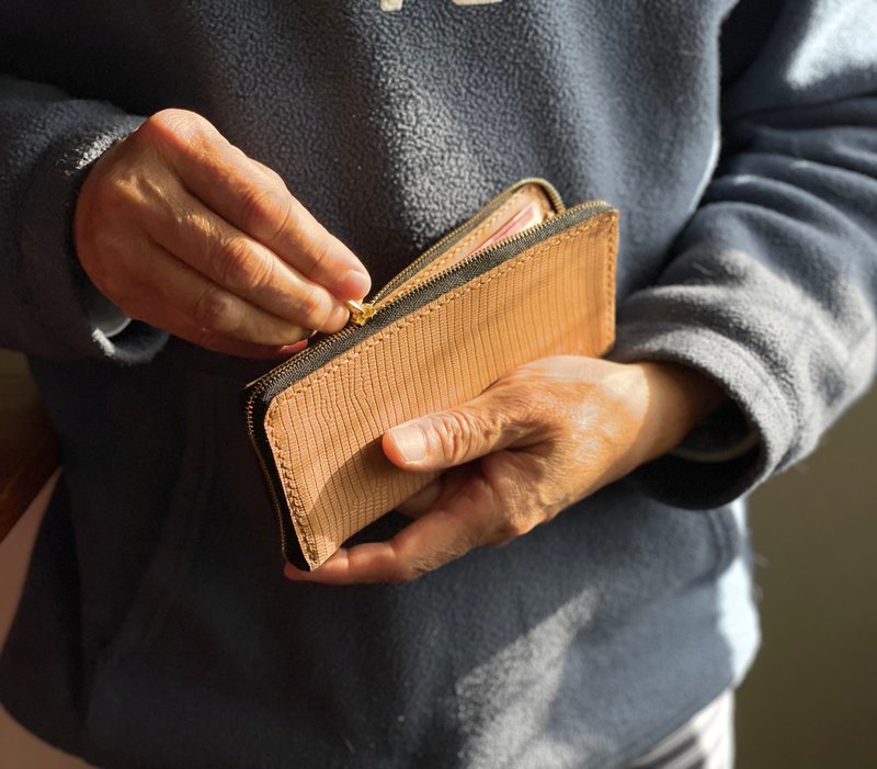 zemoneni 超薄錢夾 ultra-thin wallet 開年好運串串 - 錢包/皮夾/長短夾 - 真皮 卡其色