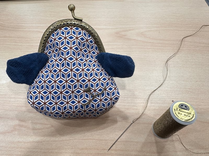 歪嘴狗狗刺繡口金包/ 零錢包/ 六角形圖騰/ 藍染 - 零錢包/小錢包 - 絲．絹 藍色