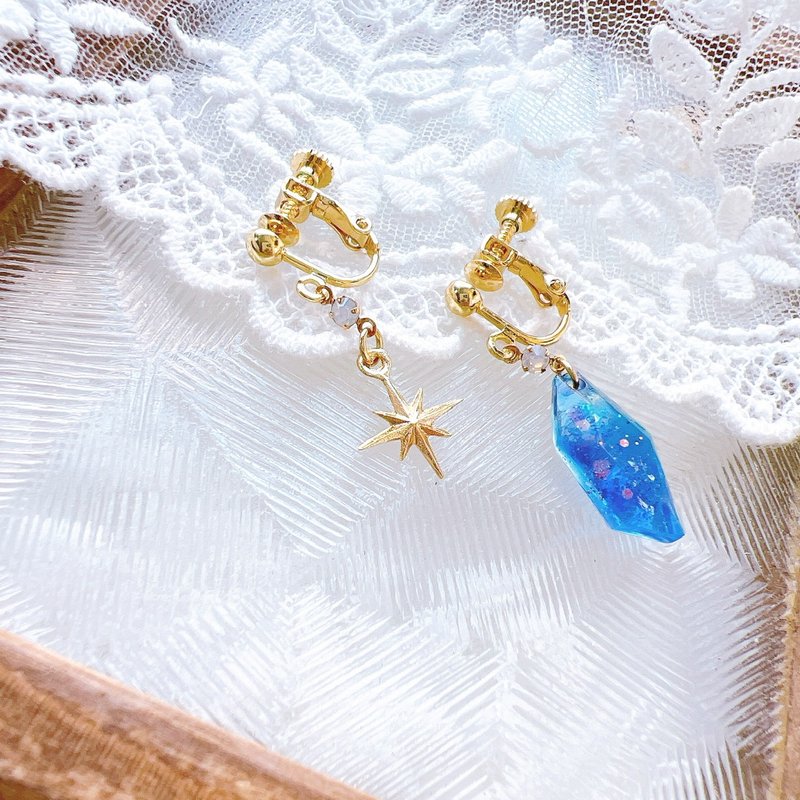 Handmade earrings with a handpainted starry gem and a star charm - ต่างหู - วัสดุอื่นๆ หลากหลายสี