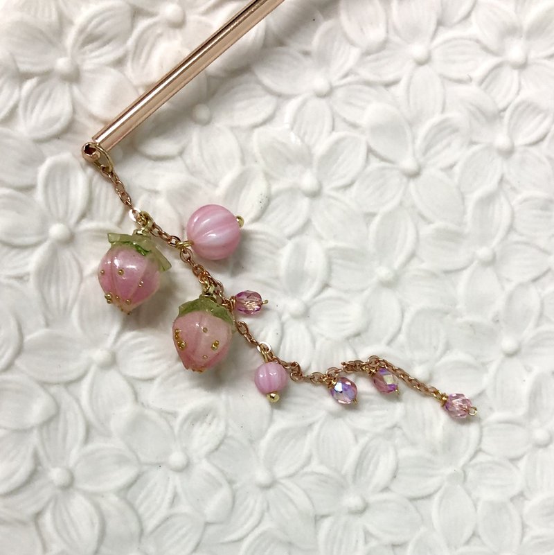 【若桑】Strawberry。小草莓。進口水晶。手造樹脂花飾。髮簪。 - 髮夾/髮圈 - 樹脂 粉紅色