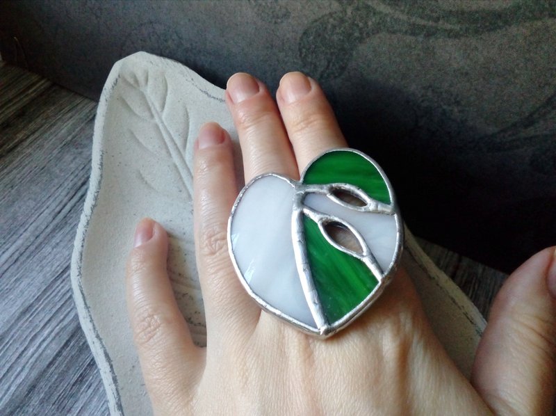 Stained glass monstera albo brooch. Monstera plant leaf brooch. Glass jewelry - 胸針 - 玻璃 綠色