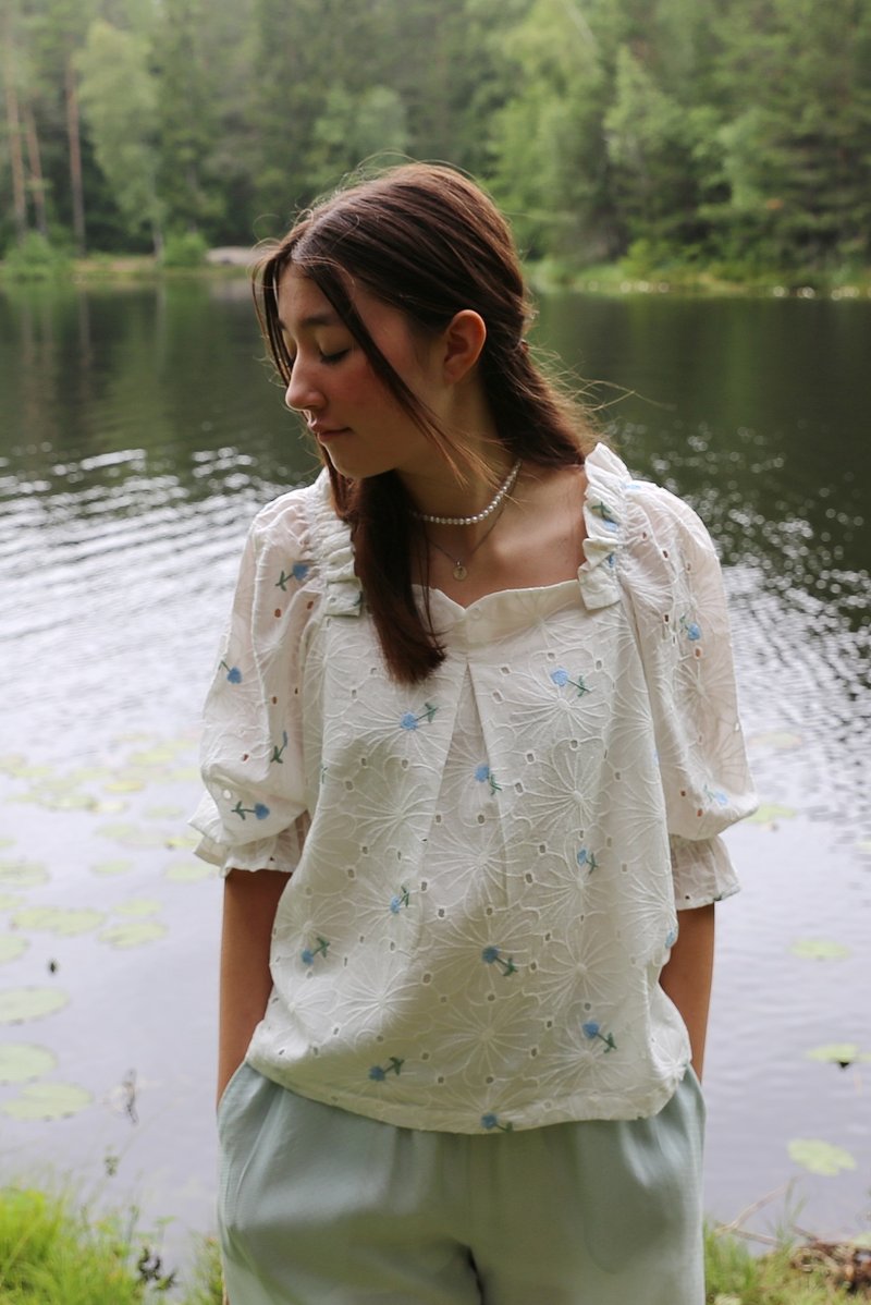 White Blue Star Flower Cotton Hollow Embroidery 7/4 Sleeves Exquisite Fungus Collar Fairy Shirt - เสื้อเชิ้ตผู้หญิง - ผ้าฝ้าย/ผ้าลินิน 