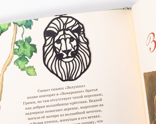 Design Atelier Article Metal Bookmark Lion, Small Bookish Gift for Lion Lovers