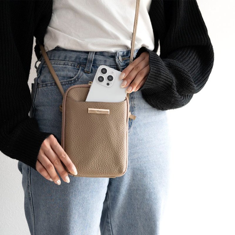 【 ラウンドファスナー スマホポシェット プレート 名入れ 】 本革 スマホショルダー カードポケット キーリング スマホポーチ ニュアンスカラー HR51U - ショルダーバッグ - 革 ブラウン