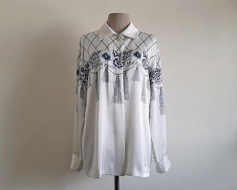 Vintage White Blue Baroque Print Shirt - เสื้อผู้หญิง - เส้นใยสังเคราะห์ ขาว