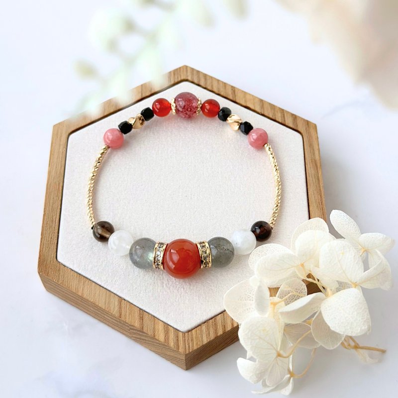 [Crystal Bracelet] Red Rabbit Hair/Labradorite/Strawberry Crystal/Red Agate/Moonstone//Elastic Line Bracelet - Bracelets - Crystal 