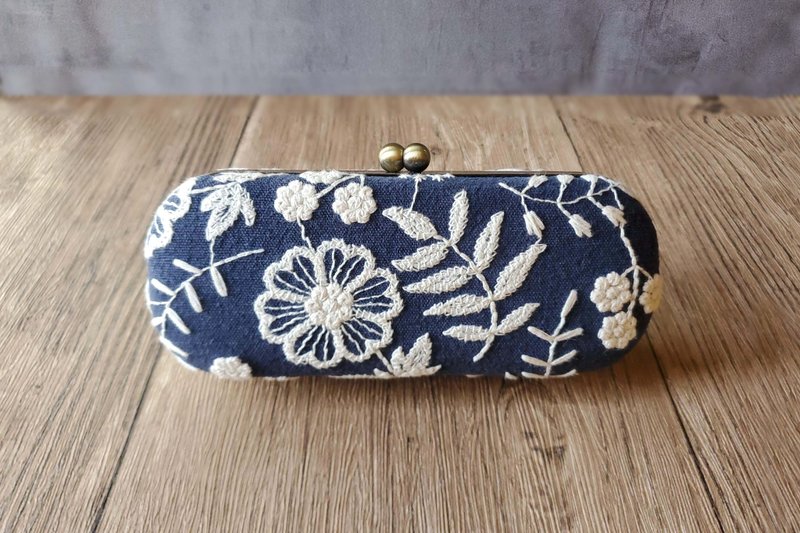 Three-dimensional embroidery elegant white flower embroidered glasses case pen case gold case hard shell glasses case - Eyeglass Cases & Cleaning Cloths - Cotton & Hemp 