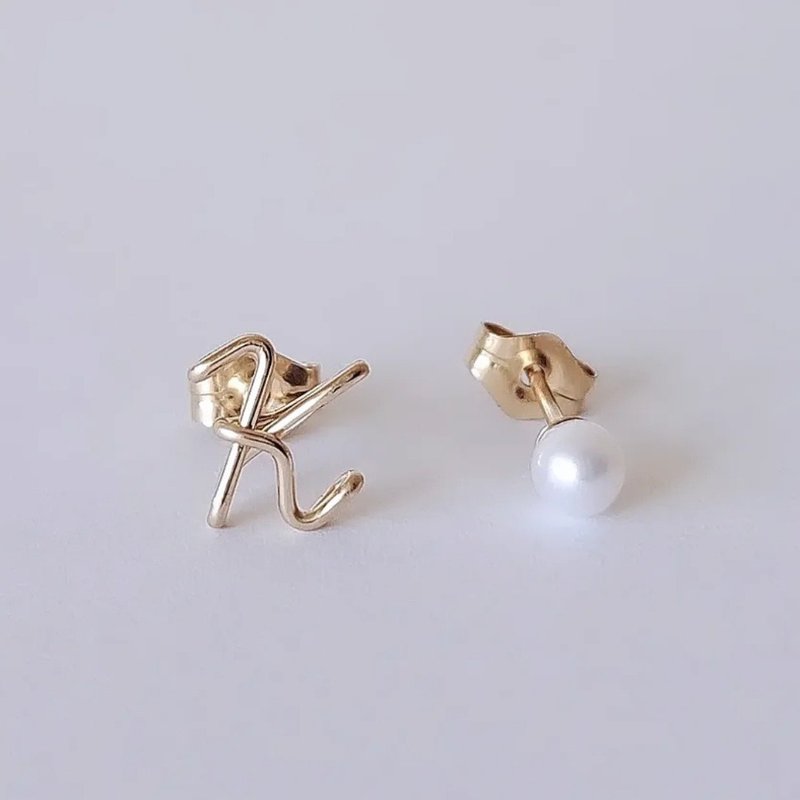 Hitotsubu initial and freshwater pearl stud earrings: Cursive - ต่างหู - โลหะ สีทอง