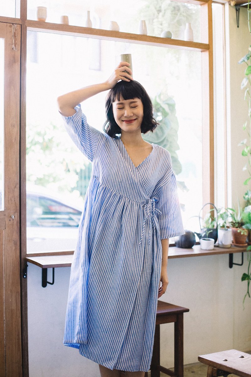 Linen wrap dress with double bow tie in Blue/White Stripe - 連身裙 - 棉．麻 藍色