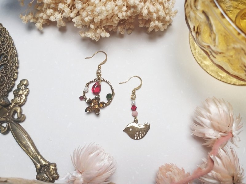 - Birdsong in the rose garden - antique gold Swarovski crystal earrings - ต่างหู - โรสโกลด์ สีแดง