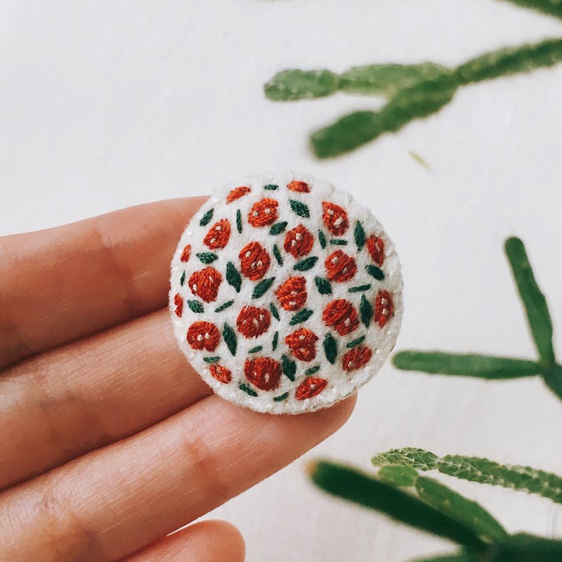 紅花叢 | 圓型手工刺繡別針 - 胸針 - 繡線 