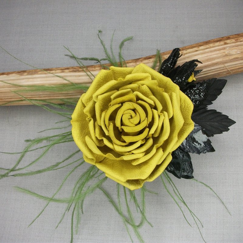 Yellow Rose Brooch made of genuine leather - เข็มกลัด - หนังแท้ สึชมพู