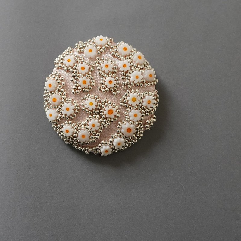 ブローチ クラック　1　おおぶり ビーズ刺繍のブローチ　シルバー　ピンク　フラワー　個性的　一点もの　クリスマス - 胸針 - 玻璃 銀色