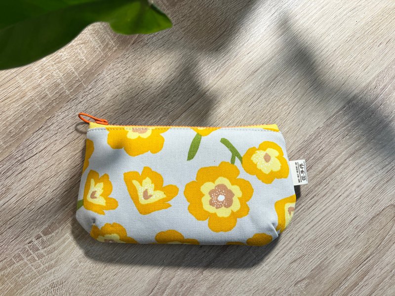 [In stock] Portable zipper cosmetic bag & glasses storage bag with three-dimensional fluffy feel - Toiletry Bags & Pouches - Cotton & Hemp 