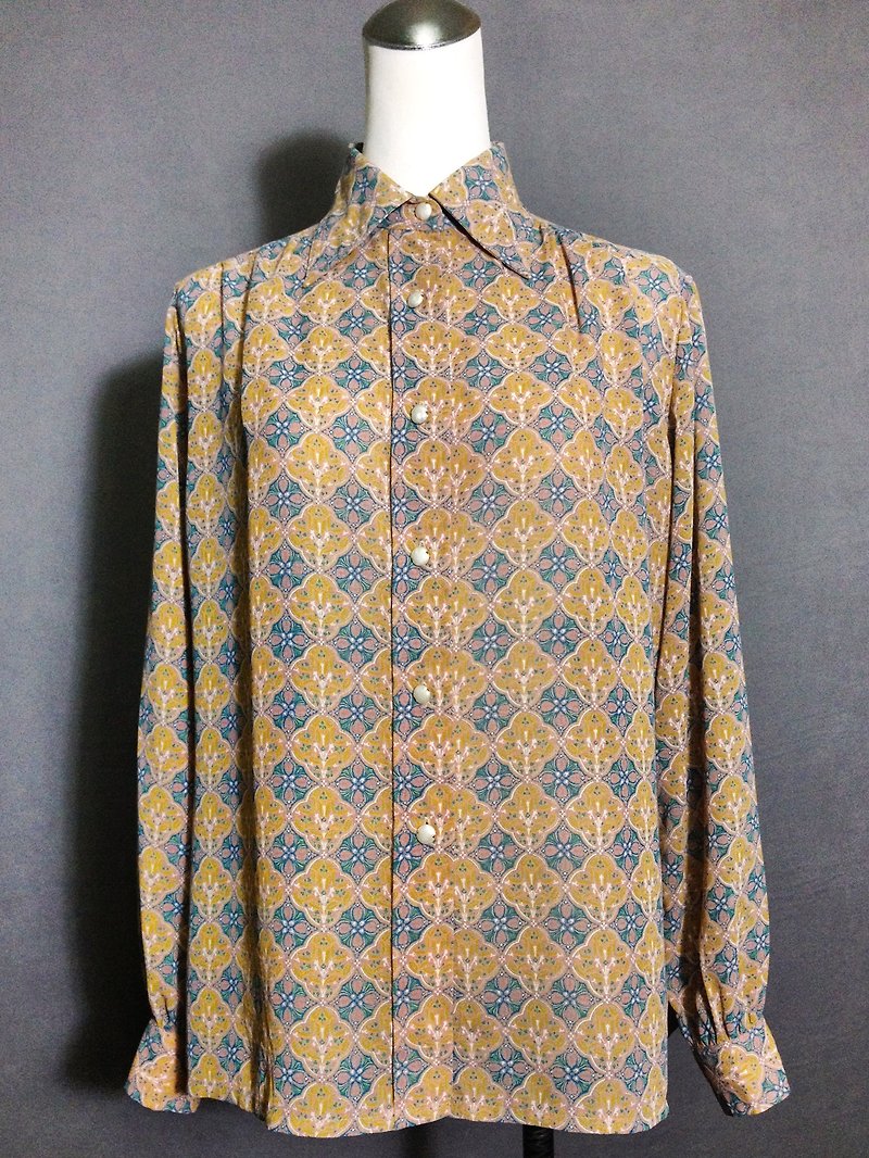 When vintage [antique shirt / European antique totem chiffon shirt] abroad back VINTAGE - Women's Shirts - Polyester 