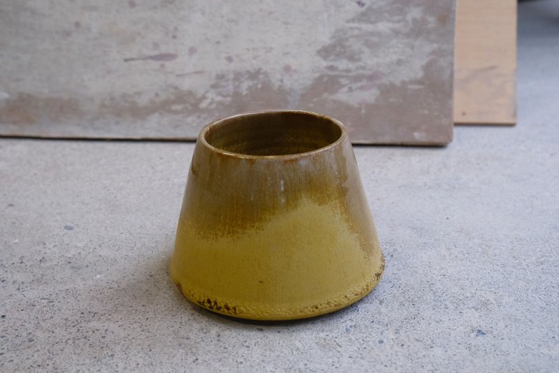 【一冬人】土黃光輝山形杯- 陶器 陶杯 酒杯 咖啡杯 茶 - 其他杯子 - 陶 黑色