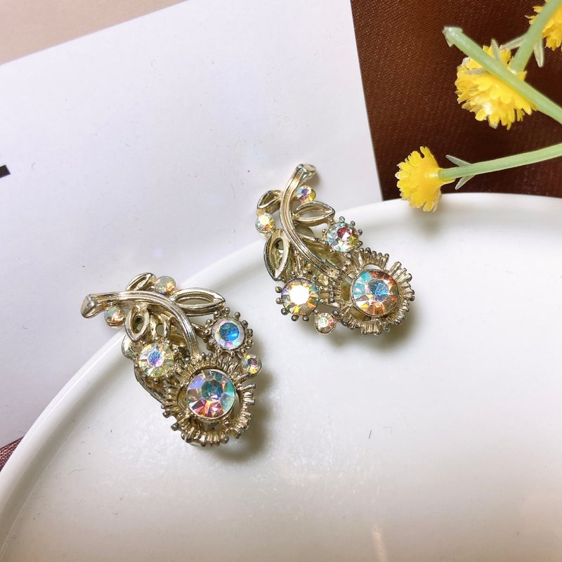 【西洋古董飾品】Lisner 優雅花葉閃爍彩萊茵 彎曲 耳環耳夾 - 耳環/耳夾/耳骨夾 - 貴金屬 多色