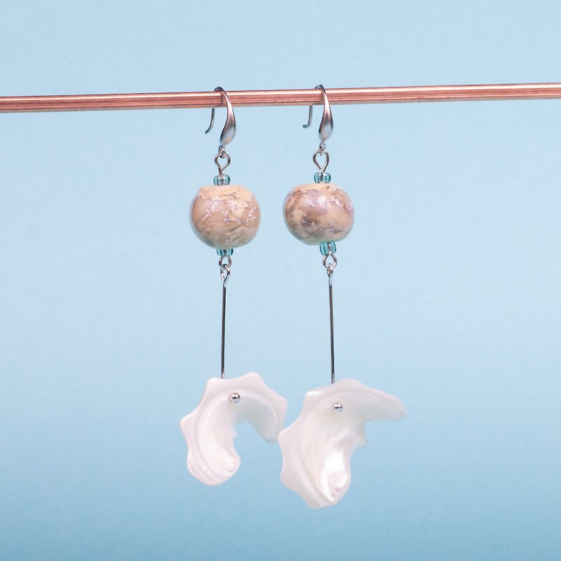 陶瓷x玻璃 耳環 百合系列 Ceramic and Glass Accessory - 耳環/耳夾 - 陶 白色