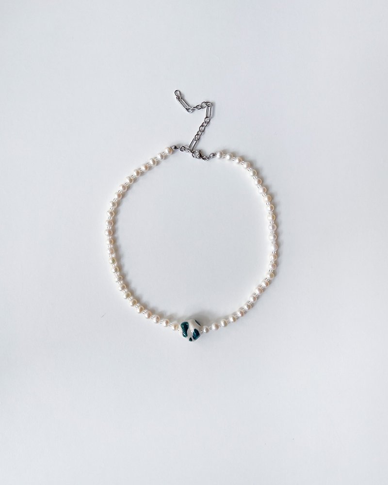 陶瓷x玻璃 扭牛糖珠派對項鍊 綠x珍珠 Ceramic Glass Necklace - 項鍊 - 珍珠 白色