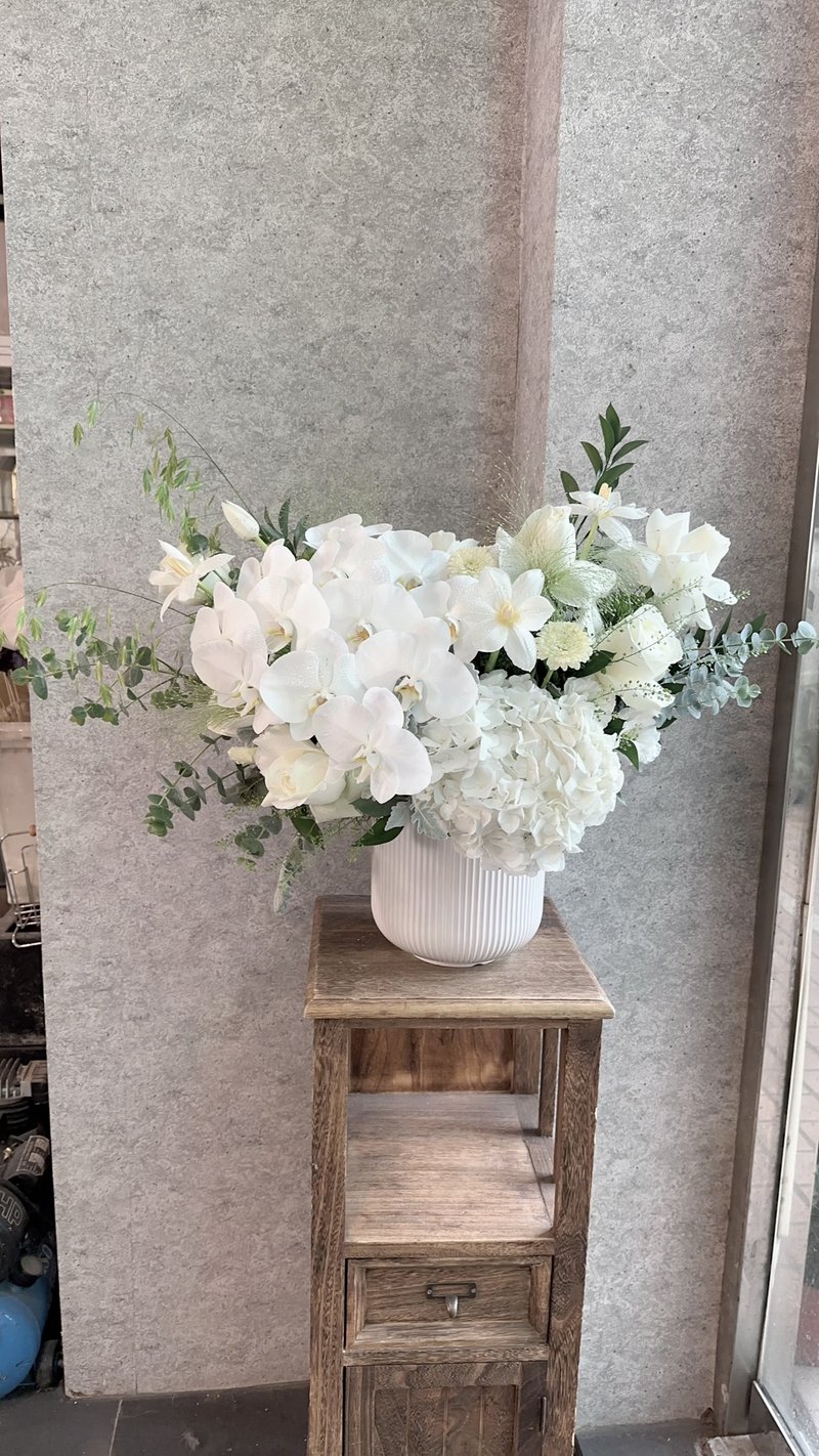 フロストホワイトの宴 アジサイと胡蝶蘭の生花鉢植え 優雅で気品あふれるスタイル - その他 - 寄せ植え・花 