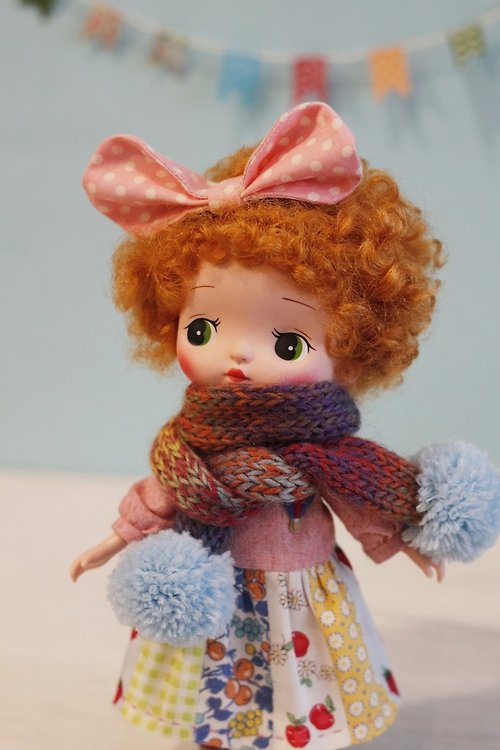 熊腳丫手作雜貨屋Bear's Paw 手工編織日本進口美麗諾羊毛段染娃用圍巾(水藍色毛球款)