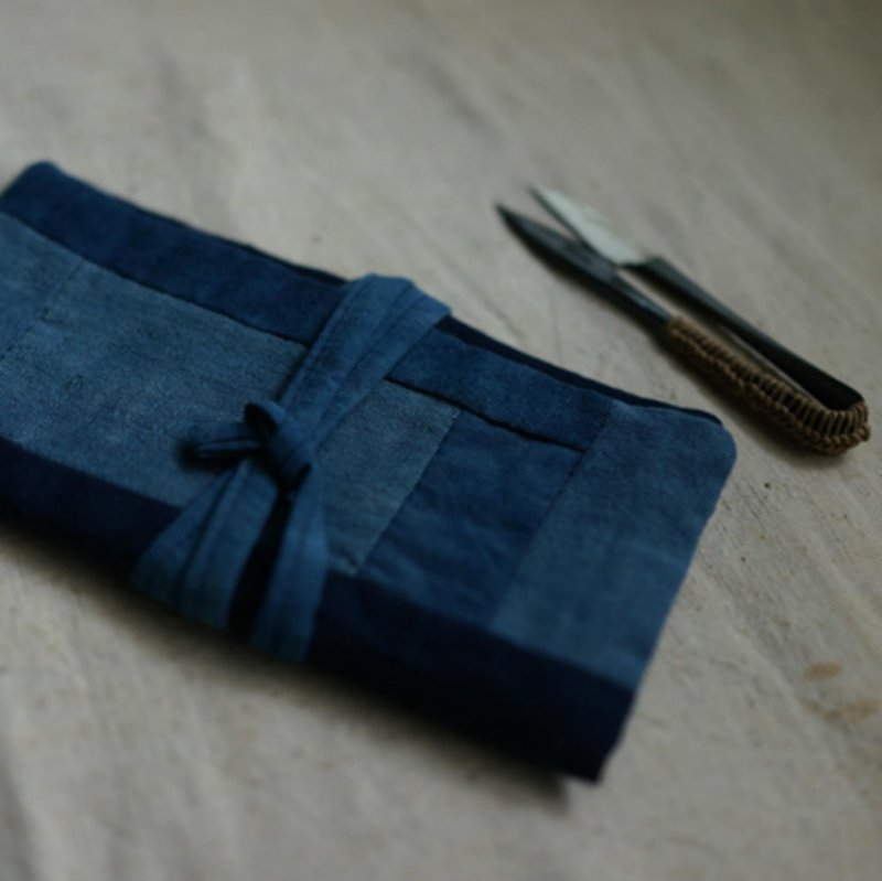 Blue dyed patchwork plant dyed rope book coat pen bag mobile phone bag Kindle storage cosmetic bag - กระเป๋าเครื่องสำอาง - ผ้าฝ้าย/ผ้าลินิน สีน้ำเงิน