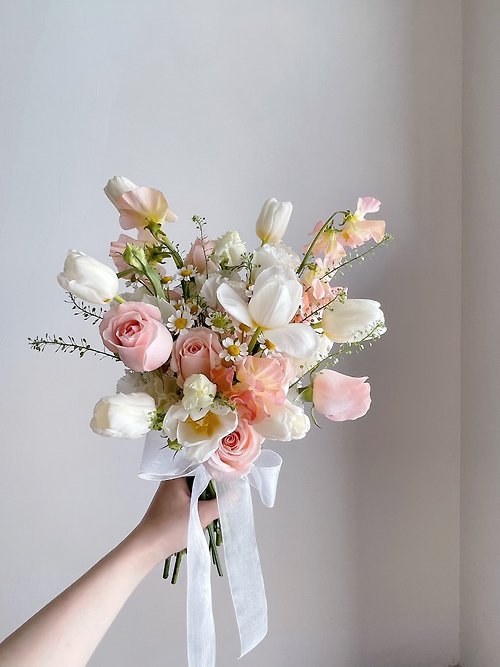 創朔花藝設計空間 【鮮花】白粉色鬱金香玫瑰韓式鮮花捧花