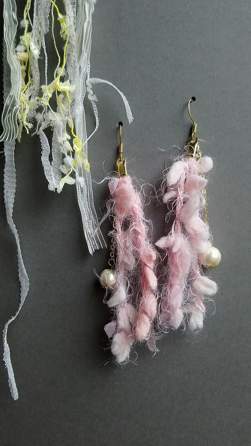 Nihon Sha line and cotton pearl earrings - 耳環/耳夾 - 棉．麻 粉紅色