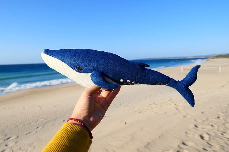 刺繡藍鯨抱枕 - 玩偶/公仔 - 聚酯纖維 藍色