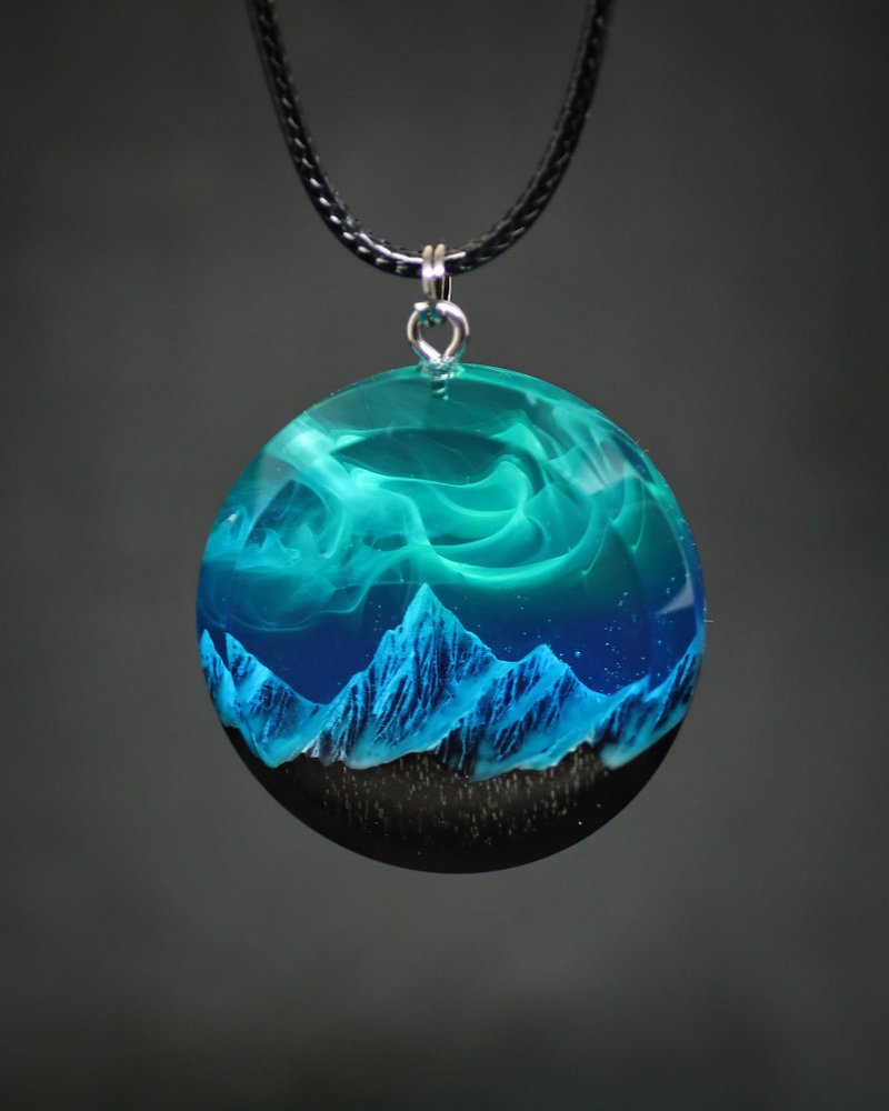 Wood resin pendant Aurora borealis Glow in the dark Northern lights - Necklaces - Wood Multicolor