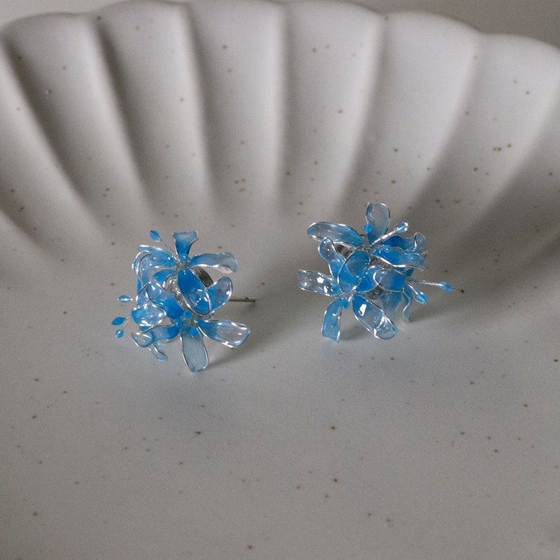 【客製化商品】曼珠沙華-樹脂耳環 透藍色 彼岸花 造花液 水晶花 - 耳環/耳夾/耳骨夾 - 樹脂 藍色