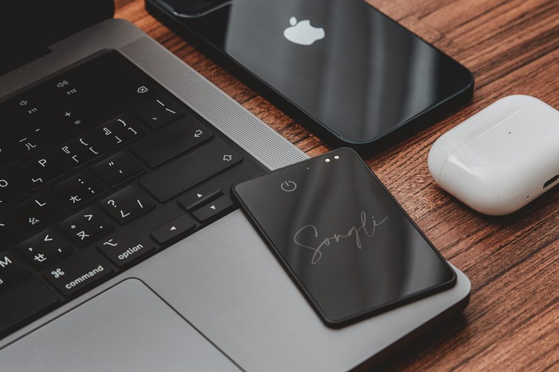 【客製化禮物】超薄卡片型定位器Airtag |吸磁充電|客製化刻字 - 科技小物 - 塑膠 多色