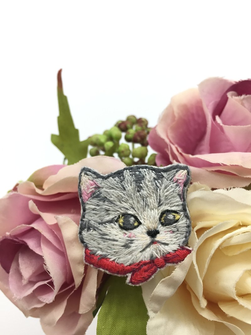 Aurora_the_Cat猫オーロラ・パーソナライズ刺繍 - ブローチ - 刺しゅう糸 レッド