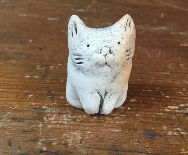 太った猫を旅行 - 猫と小さな磁器のオブジェクト        