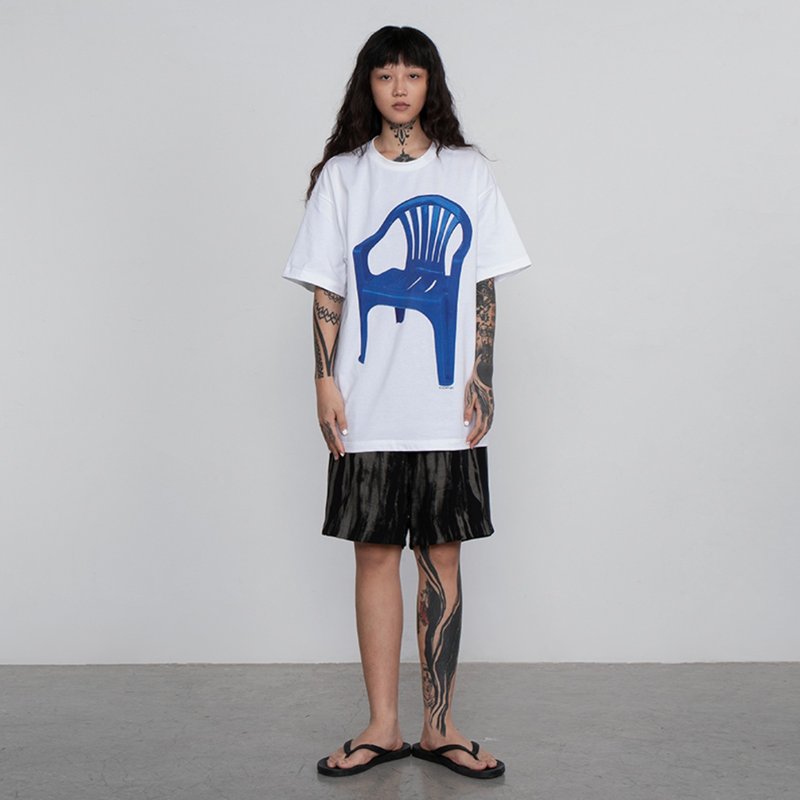 Blue Plastic Chair T-Shirt 椅子短袖T恤 - 帽T/大學T - 其他材質 白色