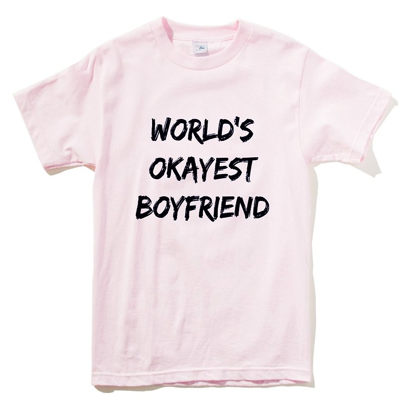 World's Okayest Boyfriend 短袖T恤 淺粉紅色 全世界最OK的男朋友 文青 藝術 設計 時髦 文字 時尚 - T 恤 - 棉．麻 粉紅色