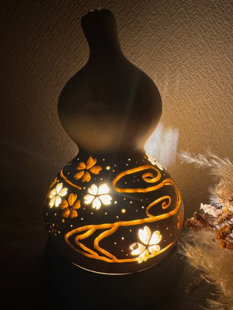 Gourd lamp with cherry blossom and flowing water motif, Japanese pattern motif - โคมไฟ - พืช/ดอกไม้ 