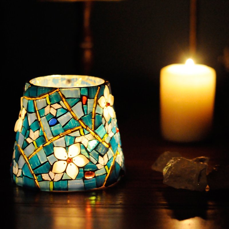 Xianhua original design handmade mosaic candle holder blue and white flowers romantic home gift - เทียน/เชิงเทียน - แก้ว 
