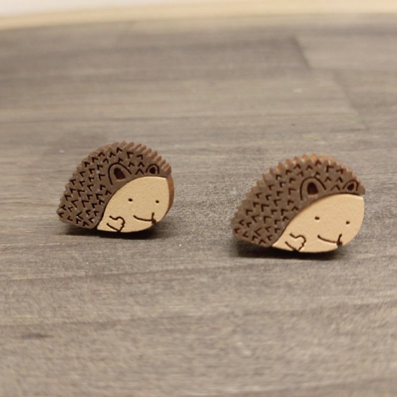 【老朋友限定禮】Woops漂流木手作飾品-俏寵物-灰毛刺蝟(耳針) - 耳環/耳夾/耳骨夾 - 木頭 咖啡色