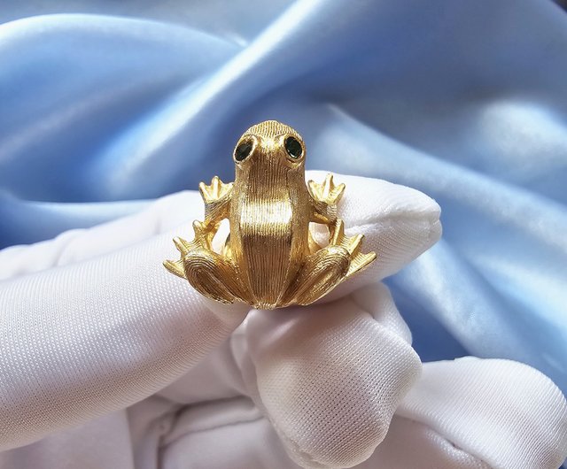 1975 AVON gold silk cute green-eyed Rhine frog pin/button/Frivolous Frog -  Shop Hale-Jewelry Badges & Pins - Pinkoi