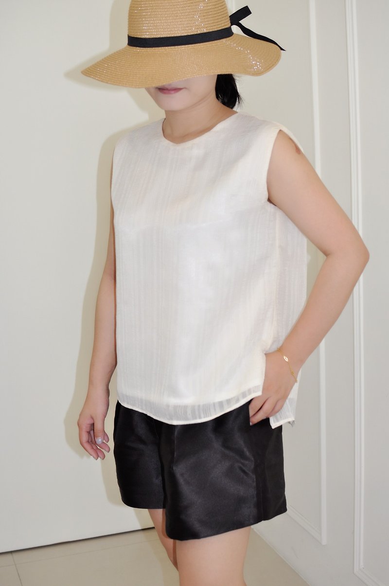 Flat 135 X Taiwan designer series straight line striped chiffon fabric sleeveless top - Women's Shorts - Polyester White