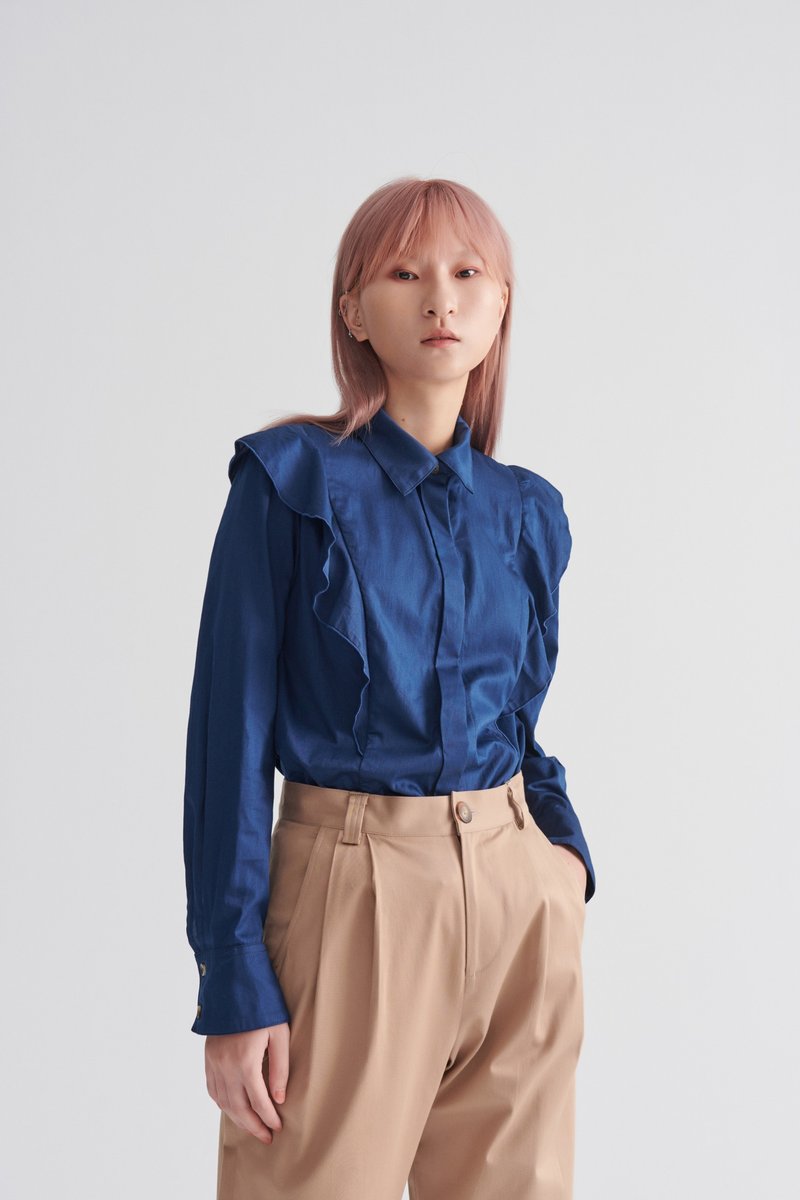 Shan Yong 靛藍荷葉剪接造型長袖襯衫 - 女襯衫 - 棉．麻 