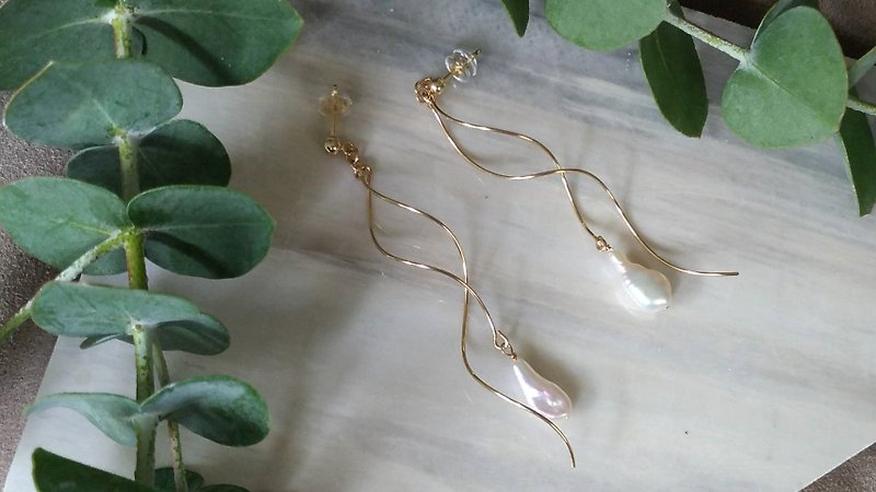 Sparkling natural Baroque pearl 14K gold earrings - ต่างหู - เครื่องเพชรพลอย ขาว