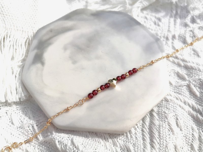 【January Birthstone】 Stone Heart Bracelet - Delicate Crystal 14k Gold - สร้อยข้อมือ - คริสตัล สีแดง