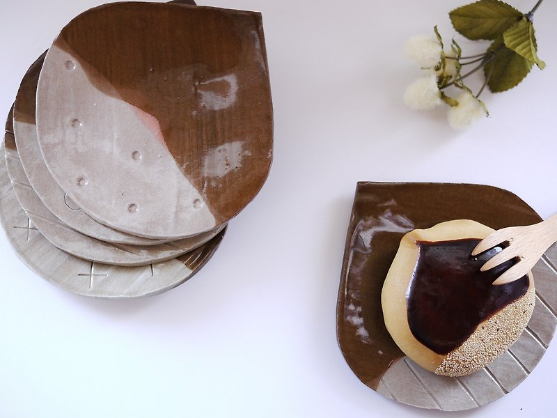 Chestnut-shaped middle plate - Small Plates & Saucers - Pottery Brown