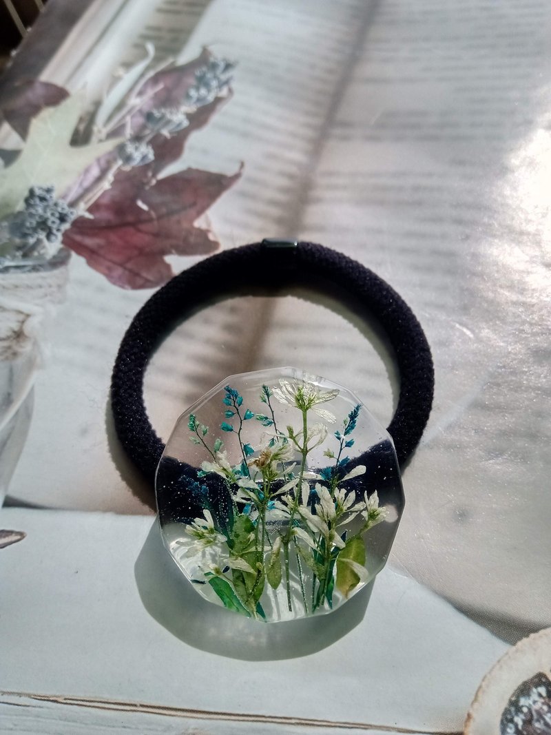 Handmade resin hair tie with real flowers, Ponytail holder, Hair elastics - เครื่องประดับผม - เรซิน หลากหลายสี