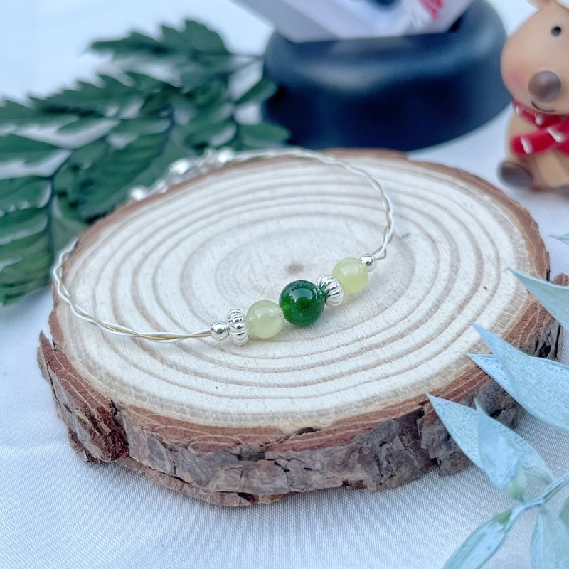 [Christmas Gift] Crystal Bracelet x Zhijian Steel Wire Braiding (Small Style) Green Translucent x Gold Grape Stone - Bracelets - Crystal Multicolor